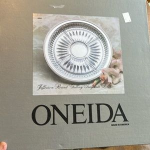 Oneida Jefferson Round Gallery Tray